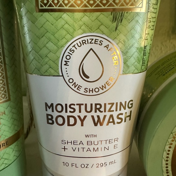 Bath & Body Works Waikiki Beach Coconut Suncare Set - Green and Gold - Picture 4 of 6